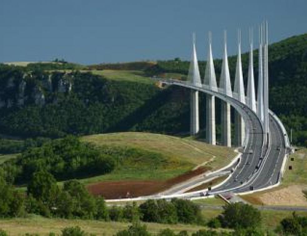 Viaduc De Millau Deja 30 Millions De Vehicules Architecture